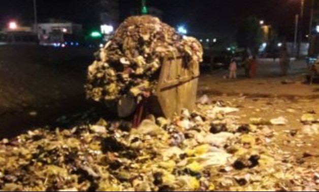 قارئ يشكو من تراكم القمامة بمنطقة العبارة فى دمنهور