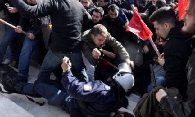 صور.. اشتباكات عنيفة فى اليونان أثناء محاولة محتجين اقتحام مقر البرلمان
