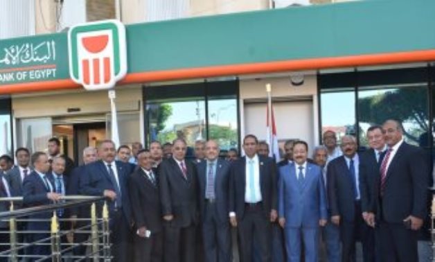 رئيس جامعة أسوان يتفقد مقر البنك الأهلي المصري بعد تطويره