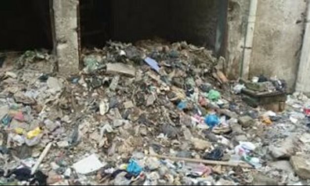 صحافة المواطن.. شكوى من انتشار القمامة وعدم رصف الطرق بحى العامرية ثان فى الإسكندرية