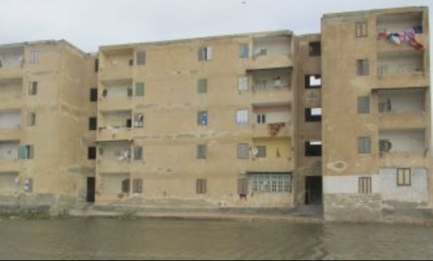 صور.. مياه البحر تغرق قرية ببورسعيد وعمدتها: نشتكي لله