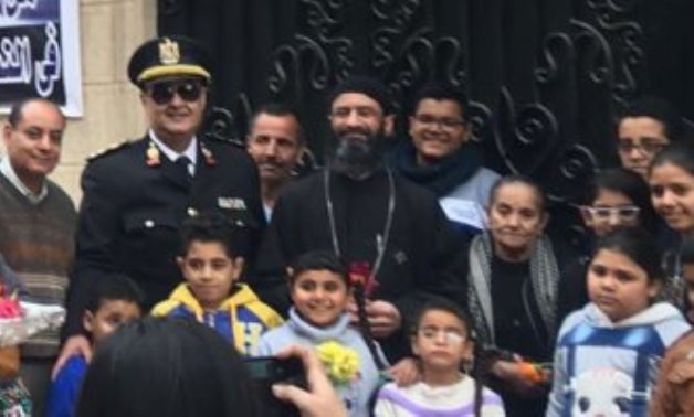 صور.. مأمور قسم حلوان يحتفل بعيد الشرطة مع أسر وأطفال شهداء كنيسة مارمينا