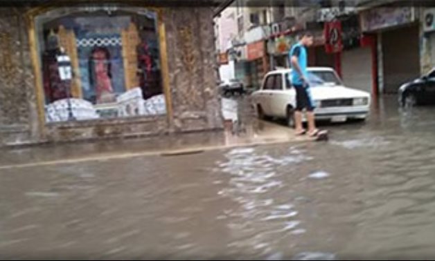 غرق شارع عثمان بن عفان فى المحلة الكبرى بسبب كسر ماسورة مياه