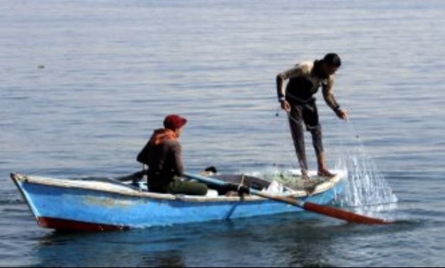 صور.. عودة حركة الصيد لبحيرة التمساح بالإسماعيلية بعد تحسن الأحوال الجوية
