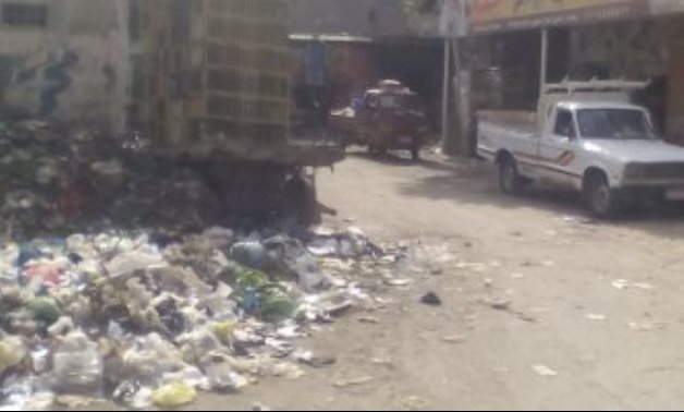 اضبط مخالفة.. القمامة تحاصر شارع المحطة بشبين الكوم.. صور