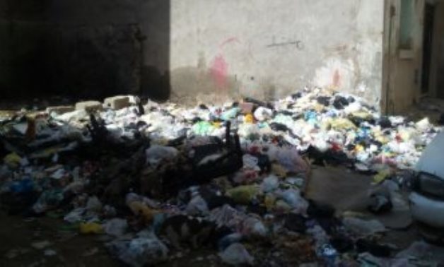 صحافة المواطن.. شكوى من تراكم القمامة بشارع موسى غالب فى السويس