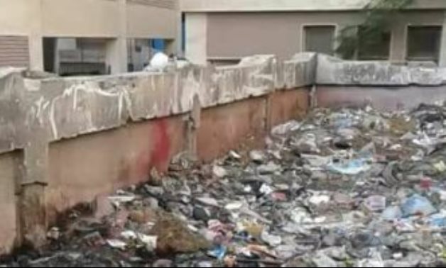 صور.. مجارى الصرف الصحى تضرب مدرسة وردان الابتدائية والقمامة تحاصر الطلاب