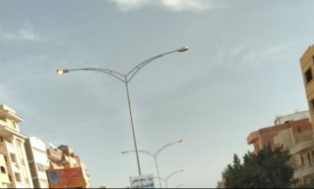 قارئ يشكو من ترك أعمدة الكهرباء مضاءة نهارا فى المنطقة الصناعية بمدينة بدر