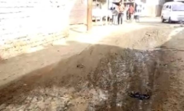 قارىء يشكو من انتشار مياه الصرف الصحى بشارع النورى فى سوهاج