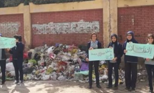 صور.. تلاميذ مدرسة التحرير بأسيوط يشتكون تراكم القمامة