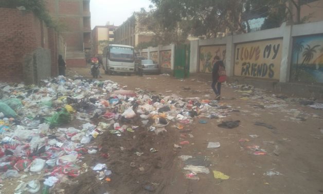صحافة المواطن.. شكوى من تراكم محاصرة القمامة لإحدى مدارس بولاق الدكرور بالجيزة