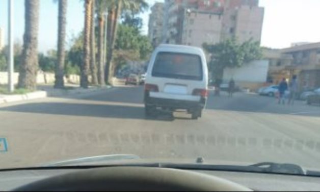 صحافة المواطن.. قارىء يرصد سيارة ميكروباص بدون أرقام أمام جامعة فاروس بالإسكندرية