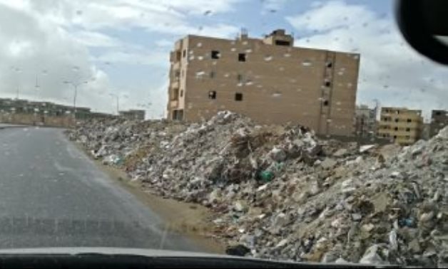 صور.. انتشار مخلفات البناء والقمامة على جانبى الطرق بـ6 أكتوبر