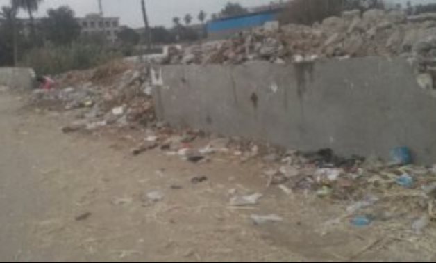 اضبط مخالفة.. انتشار القمامة بمدخل قرية بنى هارون فى بنى سويف