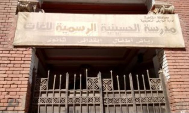 صور.. ولى أمر يشكو من القمامة ونشر الغسيل على حوائط مدرسة الحسينية بالقاهرة