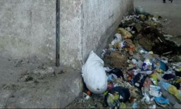 "صحافة المواطن".. انتشار القمامة أمام مكتب شئون البيئة بمحافظة قنا