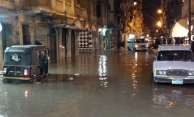 صور.. غرق شوارع غيط العنب فى الإسكندرية بسبب كسر ماسورة مياه