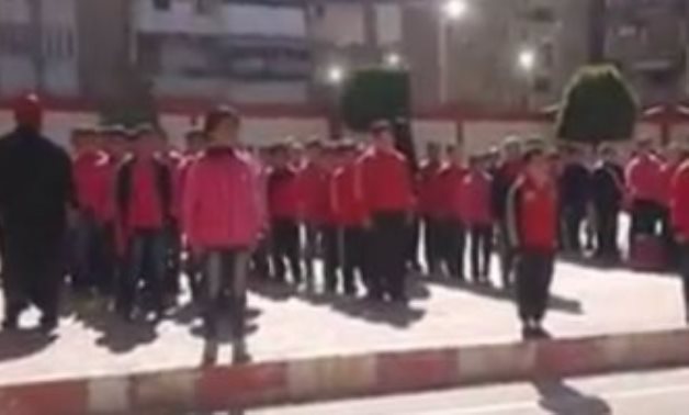 طلاب مدرسة زهراء بور فؤاد الابتدائية يرددون نشيد الصاعقة "قالوا إيه"