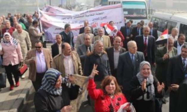 نواب ومعلمون ينظمون مسيرة علی کوبری قصر النیل لتأييد السیسی لفترة ثانية