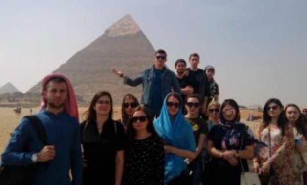 صور.. طلاب روس يزورون الأهرامات ومتحف القاهرة على هامش دراستهم بجامعة أسيوط