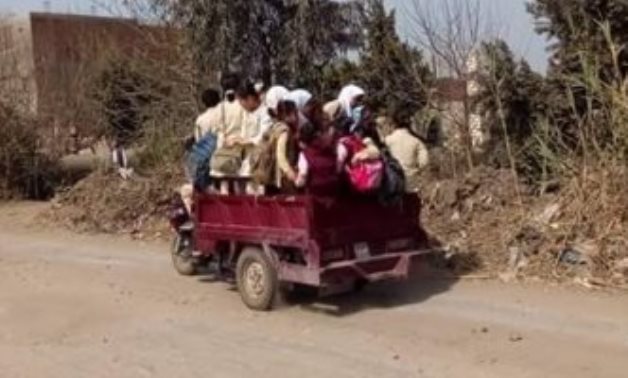 صور.. مواطن يشكو من نقل الطلاب بـ"تروسيكل" بقرية إبشواى فى الفيوم