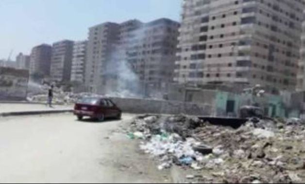 صحافة المواطن.. قارئ يشكو من إلقاء القمامة بمنطقة النزهة بجسر السويس