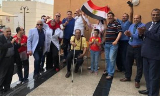 فيديو وصور.. المصريون بقطر عن محاولات منع مشاركتهم بالانتخابات: "تحيا مصر"
