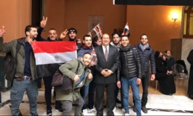 صور.. توافد الأسر المصرية فى روما على سفارتهم للمشاركة بانتخابات الرئاسة