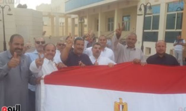 فيديو وصور.. المصريون فى قطر يرددون نشيد الصاعقة "قالوا إيه" خلال تصويتهم