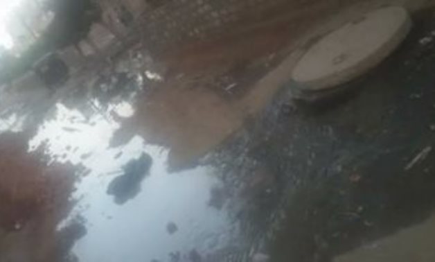 صور.. قارىء يشكو من انتشار مياه الصرف الصحى بقرية بنا فى أبو صوير بالغربية