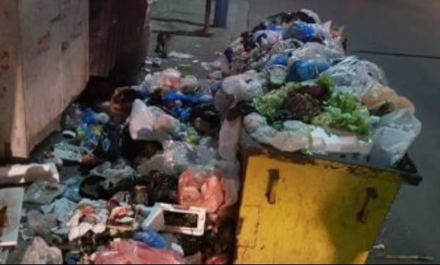 شكوى من إلقاء القمامة بمجمع مدارس فى شارع إسماعيل سرى بالإسكندرية