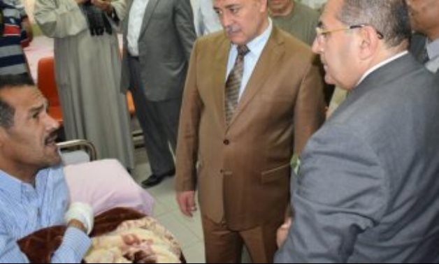 صور.. محافظ سوهاج ومدير الأمن يطمئنان على صحة نائب العسيرات بعد تعرضه لحادث