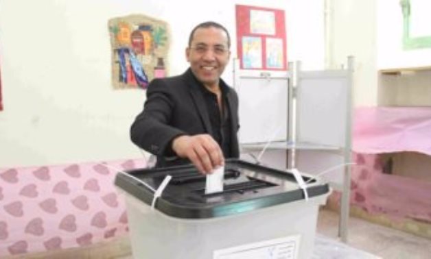 خالد صلاح يدلى بصوته بالانتخابات الرئاسية فى لجنته بالدقى