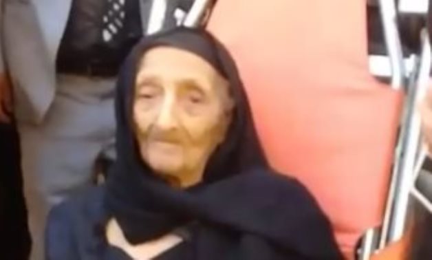 الجدة حكيمة 101 عام تشارك بالانتخابات على سرير الإسعاف بالأزبكية
