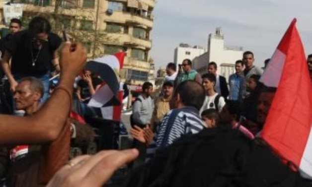 صور.. ناخبون يغنون ويرقصون فى ميدان التحرير بعد التصويت بالانتخابات