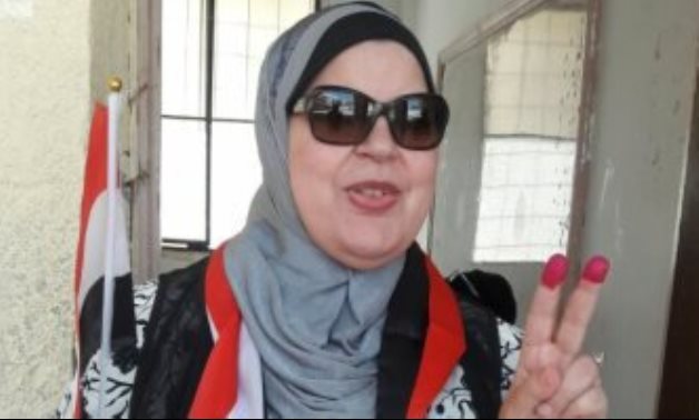 النائبة مايسة عطوة تدلى بصوتها فى الانتخابات بحإحدى لجان دائق الأهرام