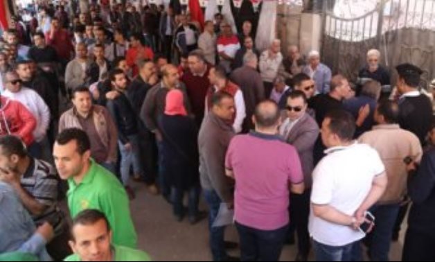 فيديو.. طالبات جامعة حلوان يوزعن مياه وعصائر وأعلام مصر على المشاركات بالانتخابات