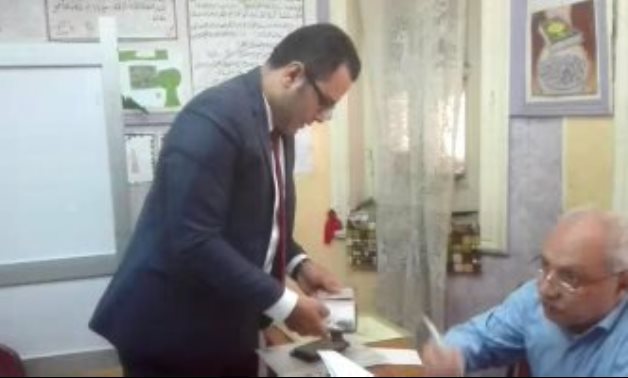 النائب أحمد زيدان يدلى بصوته فى الانتخابات الرئاسية بإحدى لجان شبرا