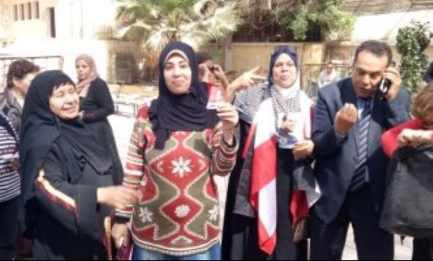 صور.. مسيرات وإقبال كبير على اللجان الانتخابية بعين شمس وعزبة النخل
