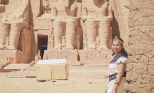 صور.. طالب آثار يشجع السياحة بـ"فوتوسيشن" فى معبد أبو سمبل بأسوان
