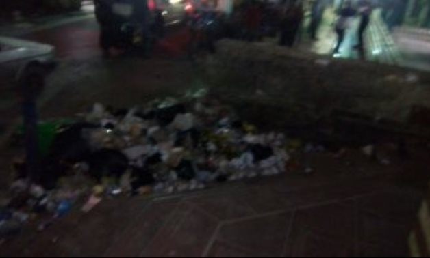 شكوى من استمرار انتشار القمامة أمام محطة مترو عزبة النخل الغربية