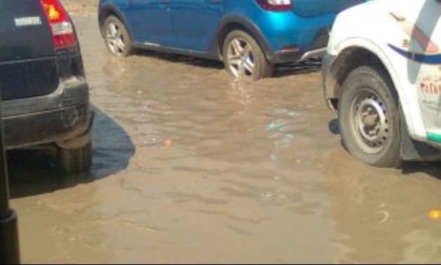 صحافة المواطن.. شكوى من تعطل المرور أمام حديقة بدر بجسر السويس بسبب كسر ماسورة مياه
