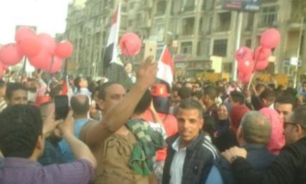 آلاف المواطنين يحتفلون بفوز السيسى بميدان روكسى "صور"