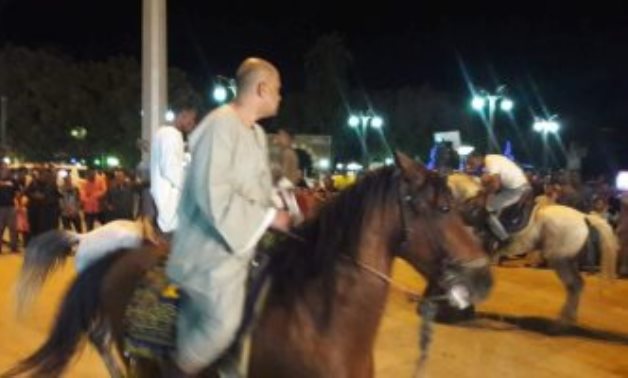 صور.. نائبان بالأقصر يحتفلان بفوز الرئيس السيسى على ظهر الخيول