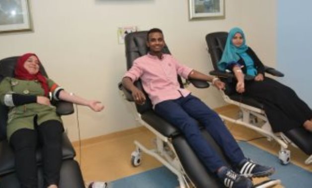 صور.. طلبة خدمة اجتماعية قنا يتبرعون بالدم لمرضى سرطان أورام الأقصر