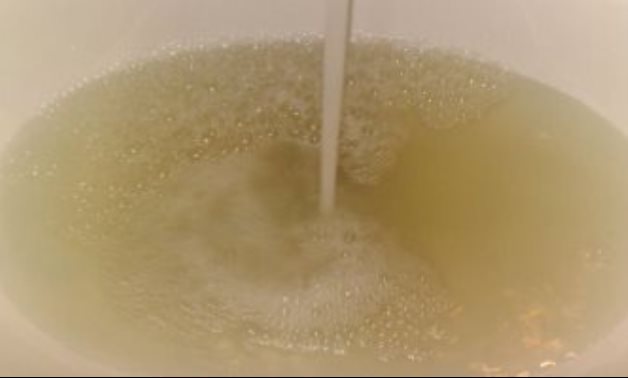 "كارثة صحية".. شكوى من تغير لون مياه الشرب بمنطقة الأهرام بمدينة بنها