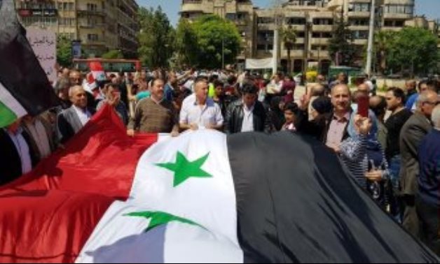 صور.. آلاف السوريون يتظاهرون فى حلب رفضا للعدوان الثلاثى على سوريا