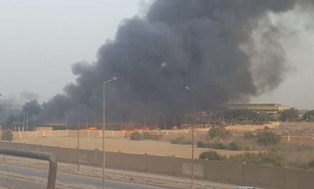 السيطرة على حريق سوق العبور بعد تدمير 3 محال لبيع الخضراوات
