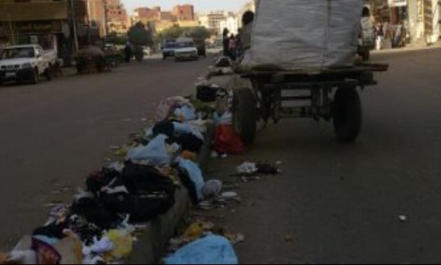 صحافة المواطن.. قارىء يشكو من تراكم القمامة بشارع شرق البندر بأسوان