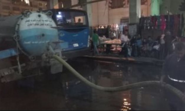 صور.. "صرف القاهرة" تشفط مياه الأمطار بمحطة جراج العتبة
